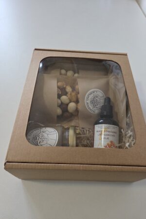 Mali poklon-paket u kutiji s prozorčićem: lješnjaci, maslac i lješnjakovo ulje Mali poklon-paket u kutiji s prozorčićem: lješnjaci, maslac i lješnjakovo ulje