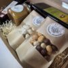 Veliki poklon-paket: lješnjaci u čokoladi, maslac od lješnjaka i ulje