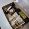 Otvoreni veliki poklon-paket s lješnjacima, maslacem, lješnjakovim i suncokretovim uljem